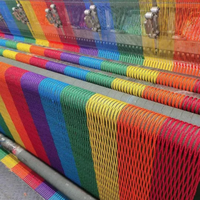 Toile de jeu en corde tressée avec panneaux circulaires colorés et tour de grimpette pour aire de jeux intérieure