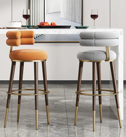 Nordischer Eleganter Samt-Hocker in Rosa Stilvoller Thekenhocker Runder Fußhocker Gepolsterter Barhocker für Kücheninsel
