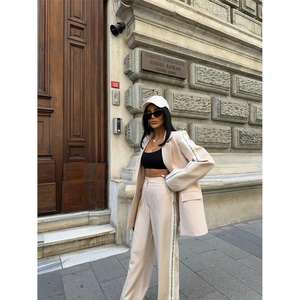 Conjunto de Chaqueta y Pantalones Beige con Franja de Letras en Contraste, Conjunto de 2 Piezas - Product Image 1