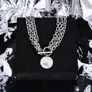 Colliers tendance pour femmes en acier inoxydable, style hip-hop, nouveau style vintage, pendentifs ronds dorés superposés - Product Image 1