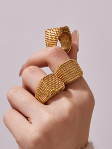 Anillo de Lujo Ligero con Patrón de Grano de Trigo en Acero Inoxidable <span class=keywords><strong>para</strong></span> Mujer, Banda Ancha Cuadrada Vintage, Venta al por Mayor, Regalo de Compromiso y Boda - Product Image 3