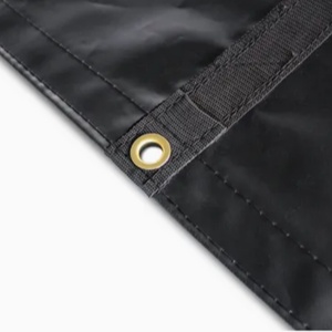 Lona de PVC premium con bordes reforzados y ojales de latón resistentes a la oxidación, de alta resistencia y durabilidad para uso logístico en camiones. - Product Image 5