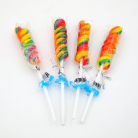Chinois halal arc-en-ciel assorti saveur de fruits sucette spirale sucette torsion fabricant de bonbons durs gelée kilo prix de gros