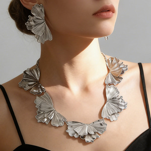 Juego de Joyería para Mujer, Estilo Vintage, con Aretes de Flor Plegada Irregular y Collar con Pétalos de Hoja de Ginkgo, Elegante y Exagerado, en Dorado - Product Image 3
