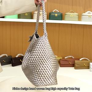 Bolso de mano tejido hecho a mano de lujo Bolso de hombro de gran tamaño de diseñador con encanto - Product Image 6