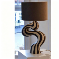 Lampe de bureau moderne de luxe au design abstrait géométrique en résine avec LED et abat-jour en tissu, design simple pour salon