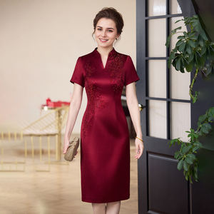 Vestido <span class=keywords><strong>de</strong></span> <span class=keywords><strong>novia</strong></span> QipaoTraditional rojo elegante moderno con bordado largo <span class=keywords><strong>de</strong></span> cola <span class=keywords><strong>de</strong></span> pez <span class=keywords><strong>de</strong></span> seda satinada - Product Image 1