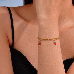 Commercio all'ingrosso oro placcato in acciaio al titanio doppio braccialetto di fascino fragola da ragazza dolce in stile vento in acciaio inox gioielli di nicchia - Product Image 6