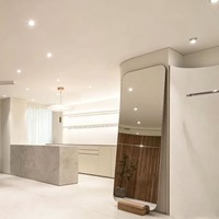 Miroir sur pied rectangulaire arrondi sans cadre avec base en bois pour chambre, salon, dressing, entrée - Vente en gros