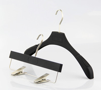 Cintre classique en plastique caoutchouté pour vêtements, robes, femmes, hommes, pour magasin de vêtements, cintre personnalisé, antidérapant, design concis