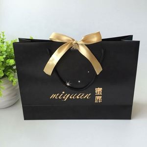 Bolsa de Papel de Lujo Negra para Compras con Logotipo Impreso - Product Image 2