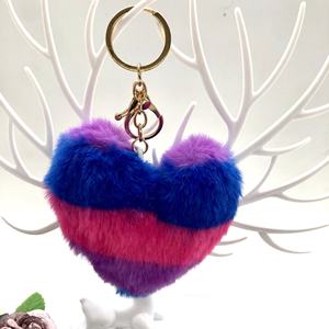 Llavero de pompón de piel sintética personalizado con forma de corazón, lindo y colorido, llavero de pompón de piel sintética personalizado con forma de corazón. - Product Image 3