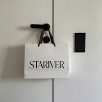 Sac shopping en papier blanc mat avec poignée en ruban satiné marron café, logo personnalisé imprimé, sac cadeau pour boutique de vêtements