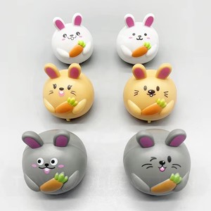 ของเล่นรถยนต์กระต่ายพลาสติกแบบดึงถอยหลังสำหรับเด็ก ของเล่นสนุกๆ สำหรับตู้ขายสินค้าอัตโนมัติ/กาชาปอง ขนาด 5 ซม. ของขวัญส่งเสริมการขาย - Product Image 1