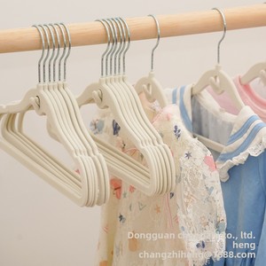 Cintre en plastique à crochets pour enfants avec finition floquée douce antidérapante et sans trace, support de rangement polyvalent pour vêtements secs et mouillés pour <span class=keywords><strong>les</strong></span> tout-<span class=keywords><strong>petits</strong></span> - Product Image 3