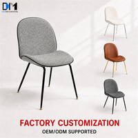 Chaise d'appoint rembourrée DM moderne avec dossier haut incurvé et pieds en métal noir pour restaurant et salle à manger à domicile
