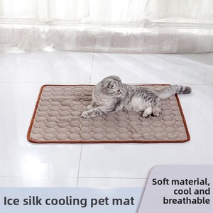Tapis rafraîchissant pour animaux de compagnie – Coussin d'été respirant en soie glacée pour chien et chat – Lavable à l'eau – Utilisation intérieure – Motif uni – Forme rectangulaire - Product Image 3