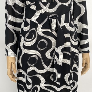 Femmes Moderne Minimaliste Tissé Écologique Noir Blanc Sinueux Abstrait Ondulé Imprimé Manches Longues Coupe Régulière Avant Drapé A-Line - Product Image 6