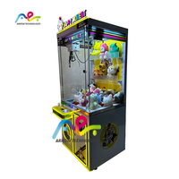 Vente en gros de bonbons à jetons jeu d'arcade pas cher poupée en peluche attrape-griffes petit jouet griffe saisir grue machine