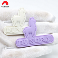 Vente chaude Écussons 3D personnalisés en PVC souple écologique avec logo en relief pour vêtements et chapeaux à dos plat