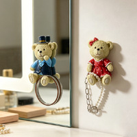 Figurine en résine mignonne de couple d'ours en forme de dessin animé avec perles tombantes, idéale pour la décoration murale de la maison