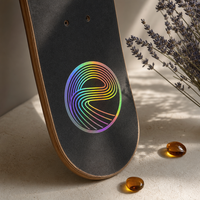 Autocollants personnalisés imperméables pour skateboard, découpés à la forme, en vinyle, graphiques sportifs, logo personnalisé, impression d'autocollants pour extérieur
