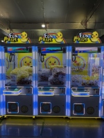Máquina de grúa recreativa con pantalla LED y certificación CE, operada con monedas, con aceptador de billetes y fuerza de garra ajustable para centros comerciales