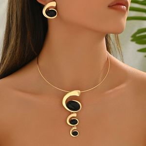 Maxfree Ensemble Collier et Boucles d'Oreilles Haut de Gamme pour Femmes Européennes et Américaines, Jetable, pour Fête, Polyvalent, Longue Spirale Plaqué Or, Col Montant - Product Image 1