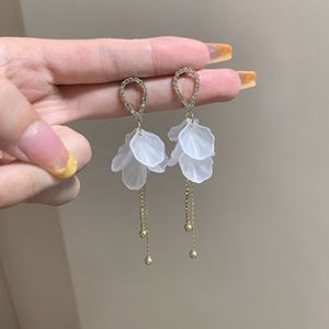 ต่างหูระย้ารูปกลีบดอกไม้สีขาวสไตล์เกาหลีสำหรับผู้หญิง ประดับเพชรซิร์คอนชุบทอง ดีไซน์หรูหรา เหมาะสำหรับงานแต่งงานและงานปาร์ตี้ - Product Image 4