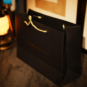 Sacs en papier gaufré laminé avec film doré sur carton noir, avec design personnalisé - Product Image 5