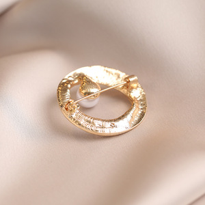 Broche ronde en perles de niche, luxe léger haut de gamme, géométrique, pour femme, simple, polyvalente, à la mode, vente en gros - Product Image 5