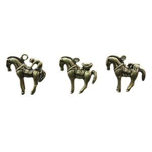 Colgante de latón vintage con forma de caballo, aleación de cobre, regalo unisex, joyería - Product Image 1