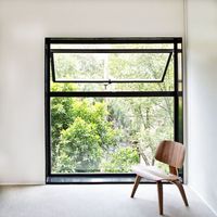 Fenêtres battantes en aluminium noir à cadre fin, style français, avec auvent en verre et grille cintrée, à haute efficacité énergétique, pour cuisine extérieure