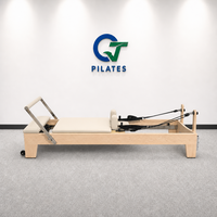 Reformer Pilates Kayu Maple Solid Warna Krem dengan Rel Tetap untuk Dekompresi Tulang Belakang, Keseimbangan, dan Ruangan Studio yang Terang