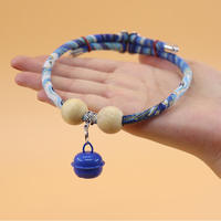 Collier pour animaux de compagnie en bois de camphre avec clochette, boucle réglable, vente directe fabricant pour chiens et chats