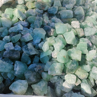 Vente en gros de pierre brute : spécimen minéral de fluorite verte, cristal sculpté avec motif animalier pour la décoration intérieure et la collection