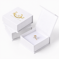 Boîte d'emballage cosmétique et bijoux haut de gamme rose avec fermeture magnétique, logo personnalisé, gaufrage UV et impression quadricolore