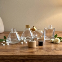 Bouteille d'huile aromatique en verre transparent de forme conique moderne de 100 ml et 200 ml, flacon vide en verre carré pyramidal pour diffuseur à bâtonnets avec bouchons