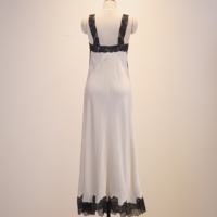 Robe longue élégante blanche en triacétate pour femme, col en V, sans manches, avec empiècements en dentelle, style nuisette midi