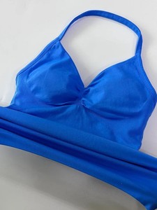 Set Sportivo Donna Personalizzato Senza Cuciture per Palestra e <span class=keywords><strong>Fitness</strong></span>: Top Yoga Halter con Scollo a V e Shorts a Vita Alta Modellanti per Corsa e Yoga all'Aperto - Product Image 6
