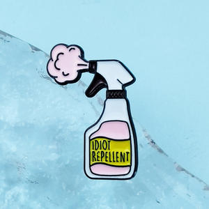 Broche de dibujos animados creativo con forma personalizada de botella de spray repelente de idiotas, para limpieza de aceite por goteo, decoración de bolsos, en stock - Product Image 2