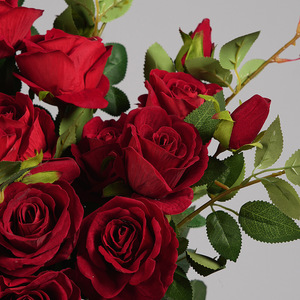 Rose artificielle en velours à trois têtes Greenway, rouge vif, plante entière, arrangement floral décoratif pour les fêtes et les occasions spéciales - Product Image 4