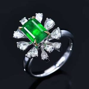 Anillo de Esmeralda Verde Natural de Zambia de 18K y 1.93CT con Halo de 16 Diamantes Blancos Brillantes, Joyería Fina de Colección - Product Image 2