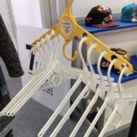 Anpassbarer, faltbarer Kleiderbügel aus Kunststoff, Großhandel für Mäntel und Hosen, Kleiderorganizer für platzsparendes Aufbewahren im Kleiderschrank