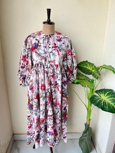 ชุดเดรสมิดิคอวีพิมพ์ลายดอกไม้ผ้าฝ้ายทำด้วยมือเป็นมิตรต่อสิ่งแวดล้อมสำหรับผู้หญิงไซส์ใหญ่พิเศษฤดูร้อน - Product Image 5