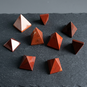 Pyramides de jaspe rouge 25 - 30 mm gros cristaux naturels artisanat Feng Sui pierres semi-précieuses roches minéraux pyramides - Product Image 3
