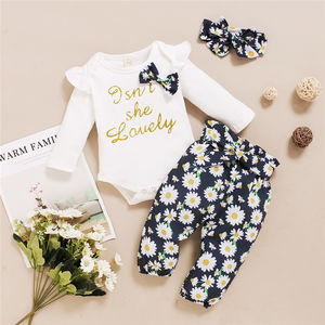 Ensemble de 3 pièces pour bébé nouveau-né : haut à nœud blanc, pantalon fleuri, combinaison personnalisée - Product Image 4