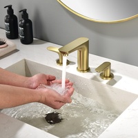 Robinet de salle de bain à trois trous avec poignées plates et bec verseur à aérateur en or brossé pour lavabo