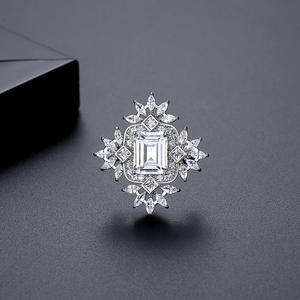 Broche de Moda em Latão com Pedra de Zircônia Clara em Corte Esmeralda Grande LUOTEEMI para Mulheres da Marca Teemi - Product Image 5