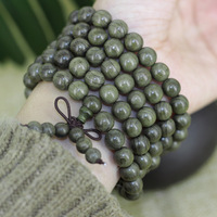 Le fabricant fournit des bracelets de prière en bois d'ébène vert.